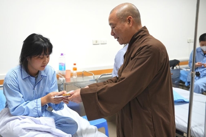 Chùa Bằng trao 500 phần quà Trung thu đến bệnh nhân và hỗ trợ người dân vùng lũ Xuân Mai